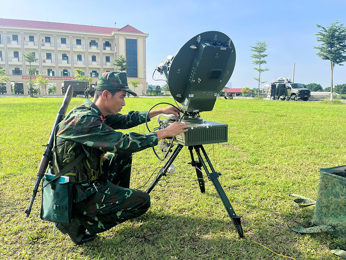 Các tổ đài triển khai thiết bị VSAT mang vác trong thực hiện nhiệm vụ. 