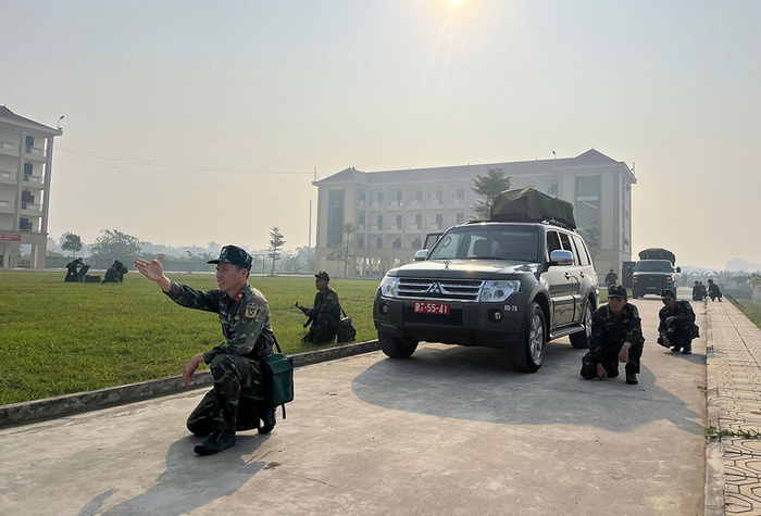  Các tổ đài thông tin cơ động tinh nhuệ sẵn sàng lên đường bảo đảm thông tin liên lạc. 