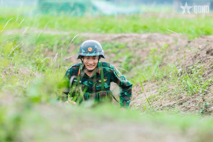 Binh nhì Bùi Chí Thiện, chiến sĩ Đại đội 2, Tiểu đoàn 12, Trung đoàn 174 vui mừng sau khi hoàn thành xuất sắc nội dung ném lựu đạn.