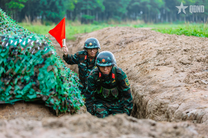 Cán bộ đưa chiến sĩ cơ động trong giao thông hào trước khi lên vị trí ném lựu đạn.
