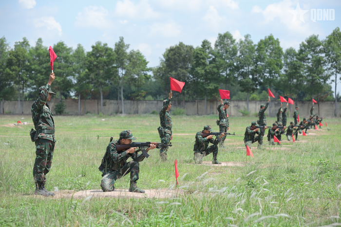 Chiến sĩ mới Trung đoàn 174 thực hành bắn súng tiểu liên AK bài 1.