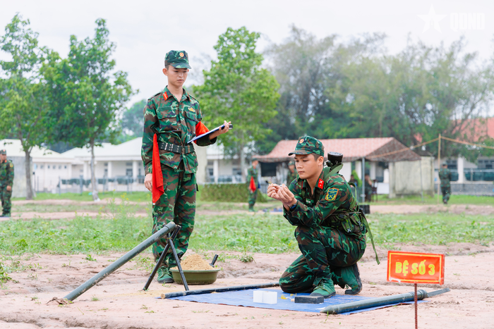 Chiến sĩ mới thực hành tra lắp đồ dùng gây nổ, chuẩn bị cho nội dung đánh thuốc nổ.