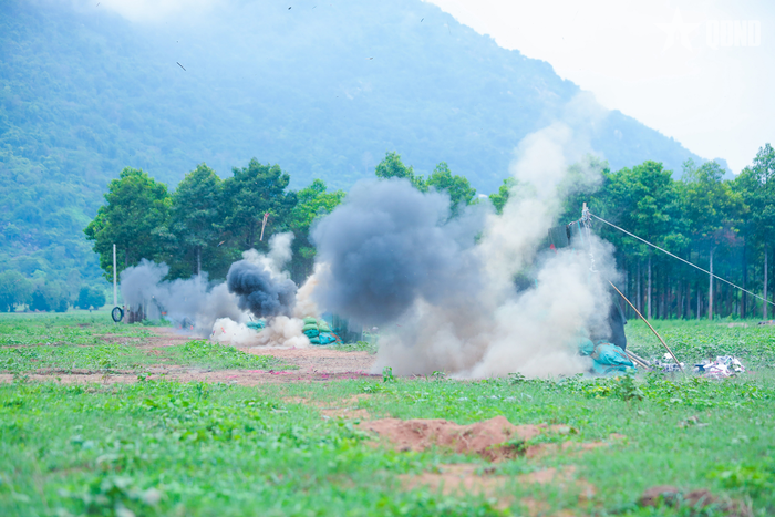 Tiếng nổ vang rền trên thao trường, khẳng định kết quả huấn luyện và bản lĩnh của chiến sĩ mới.