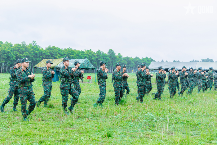 Các chiến sĩ khởi động kỹ trước khi bước vào nội dung kiểm tra ném lựu đạn xa trúng hướng.