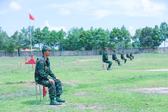 Các chiến sĩ mới tập trung quan sát, chờ đến lượt thực hiện nội dung kiểm tra.