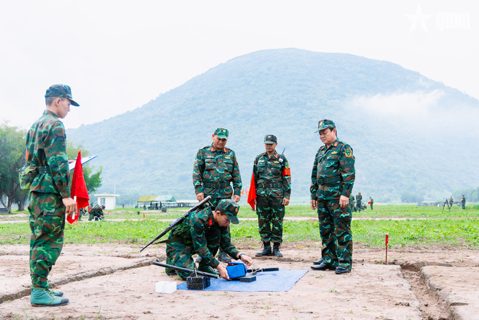 Kiểm tra công tác gói buộc lượng nổ của chiến sĩ mới.