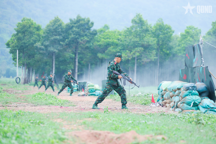 Chiến sĩ mới xung phong đánh chiếm mục tiêu sau khi hoàn thành nội dung đánh thuốc nổ.