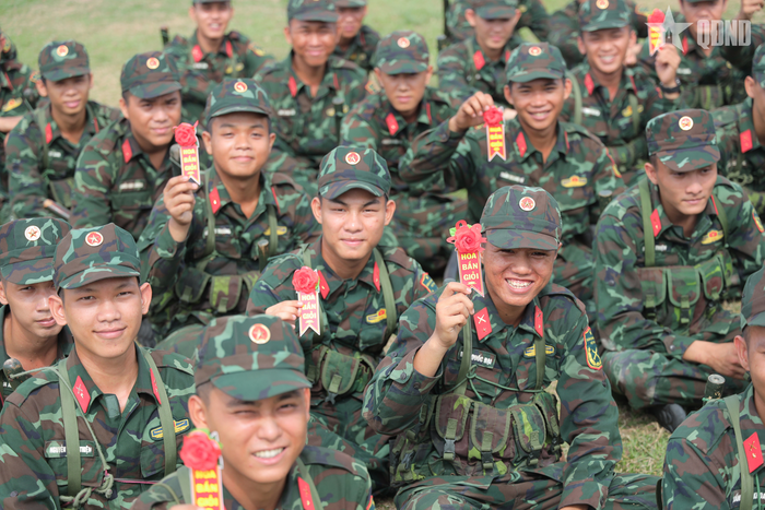 Niềm vui hiện rõ trên khuôn mặt các chiến sĩ mới khi đạt kết quả cao sau những ngày miệt mài luyện tập.