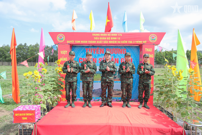 Đại tá Trần Đình Hưng, Phó Chỉ huy trưởng, Tham mưu trưởng Bộ Chỉ huy Quân sự tỉnh Tây Ninh trao hoa bắn giỏi cho các chiến sĩ mới.