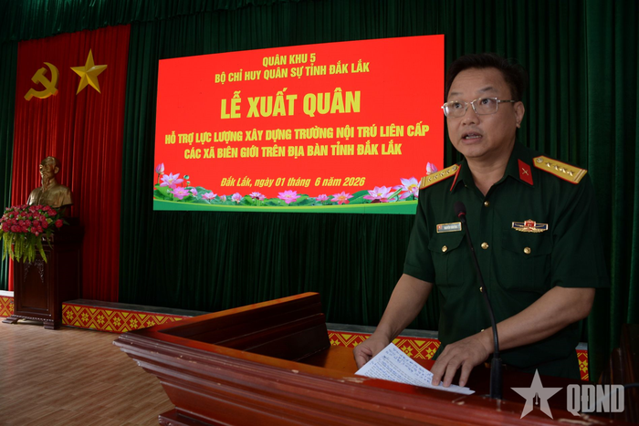  Đại tá Nguyễn Văn Hòa, Chỉ huy trưởng Bộ CHQS tỉnh Đắk Lắk động viên, giao nhiệm vụ cho các lực lượng. 