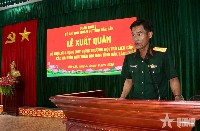  Thượng tá Y Hòa Hwing, Phó chỉ huy trưởng, Tham mưu trưởng Ban Chỉ huy PTKV 3 - Ea Súp đại diện lực lượng tham gia hỗ trợ xây dựng trường học nội trú liên cấp phát biểu xác định quyết tâm. 