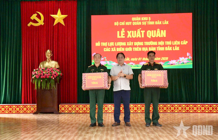  Đại diện Ban Quản lý Dự án đầu tư xây dựng công trình dân dụng và công nghiệp tỉnh Đắk Lắk tặng quà lực lượng tham gia hỗ trợ xây dựng trường nội trú liên cấp xã Ia Rvê, Ia Lốp. 