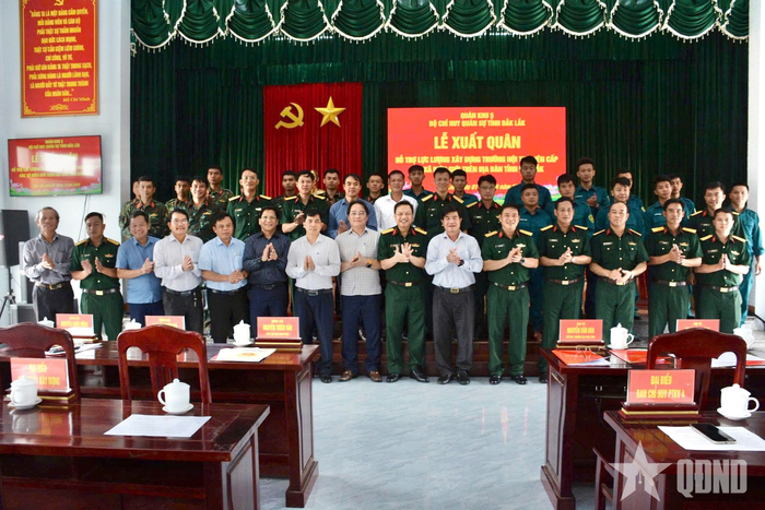  Các đại biểu chụp ảnh lưu niệm cùng lực lượng cơ động xây dựng Trường nội trú liên cấp xã biên giới Ia Lốp và Ia Rvê.