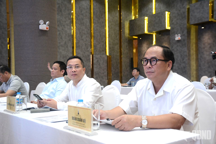 Các ủy viên Hội đồng Chung khảo làm việc khẩn trương, nghiêm túc.