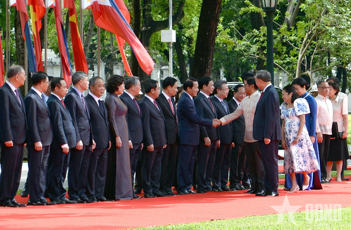 Tổng Bí thư, Chủ tịch nước Tô Lâm giới thiệu với Tổng thống Philippines Ferdinand Romualdez Marcos Jr. và Phu nhân thành viên Đoàn cấp cao Việt Nam dự Lễ đón. 