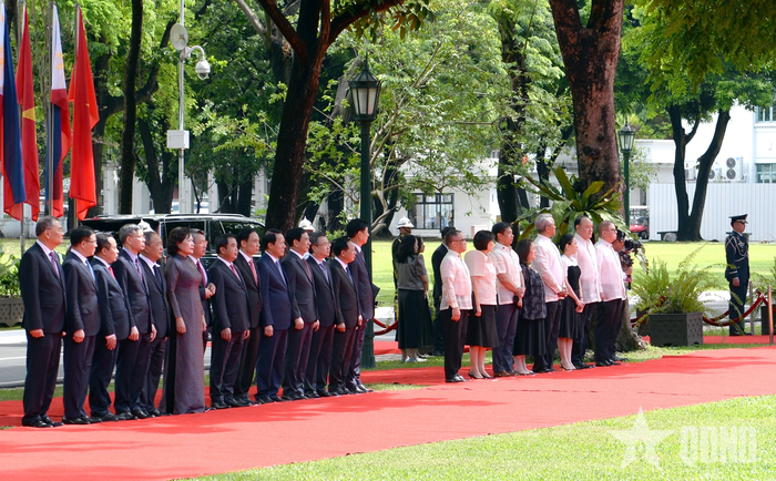Thành viên chính thức đoàn cấp cao hai nước tham dự Lễ đón. 