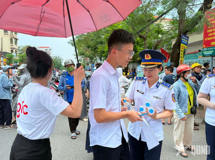 Động viên sĩ tử trước khi bước vào trường thi. 