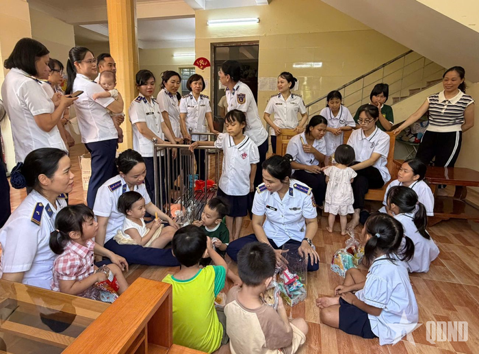  Thăm hỏi, động viên các cháu mồ côi đang được chăm sóc, nuôi dưỡng tại Trung tâm.