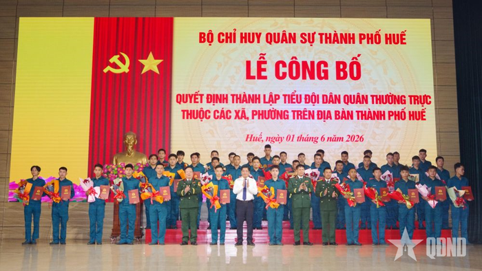  Thủ trưởng Bộ CHQS thành phố trao quyết định cho các Tiểu đội DQTT.