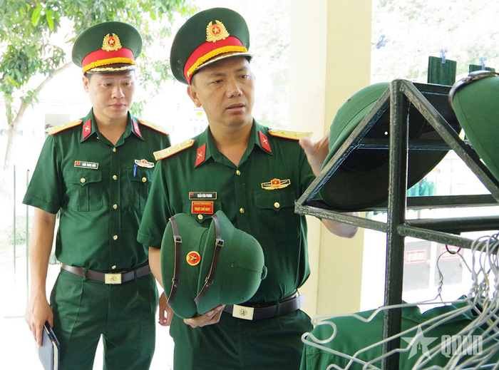Trung đoàn trưởng Trần Văn Phong kiểm tra thực hiện nền nếp chính quy tại đơn vị. 