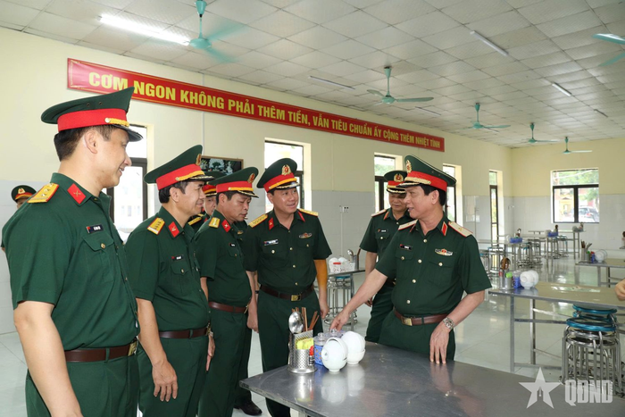Thiếu tướng Hà Như Lợi kiểm tra bảo đảm dụng cụ cấp dưỡng tại bếp ăn. 