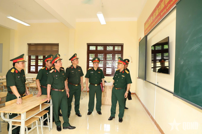  Đoàn công tác kiểm tra bảo đảm doanh trại tại giảng đường.