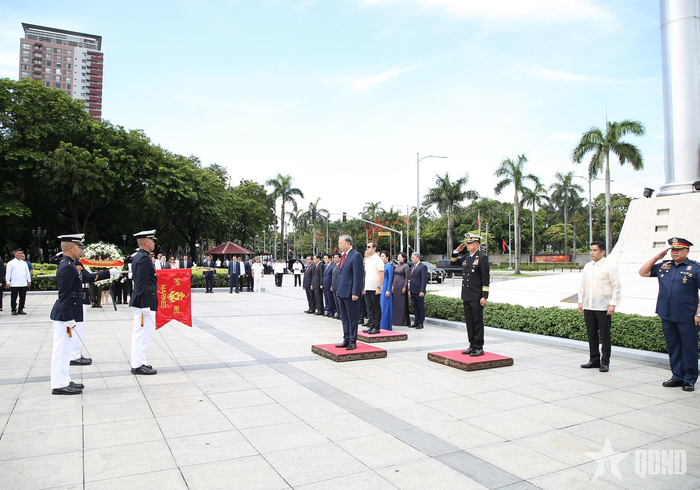 Tổng Bí thư, Chủ tịch nước Tô Lâm và Phu nhân cùng Đoàn đại biểu cấp cao Việt Nam tại Lễ dâng hoa ở Đài tưởng niệm Jose Rizal.