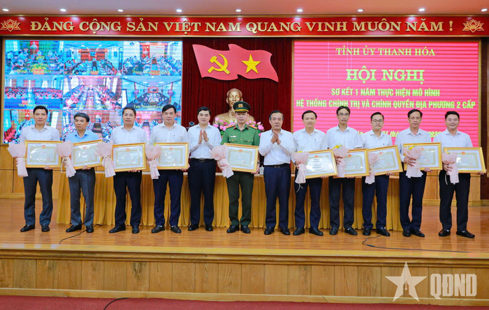 Lãnh đạo tỉnh Thanh Hóa trao Bằng khen của Chủ tịch UBND tỉnh và tặng hoa cho các tập thể có thành tích xuất sắc trong thực hiện mô hình hệ thống chính trị và chính quyền địa phương 2 cấp.