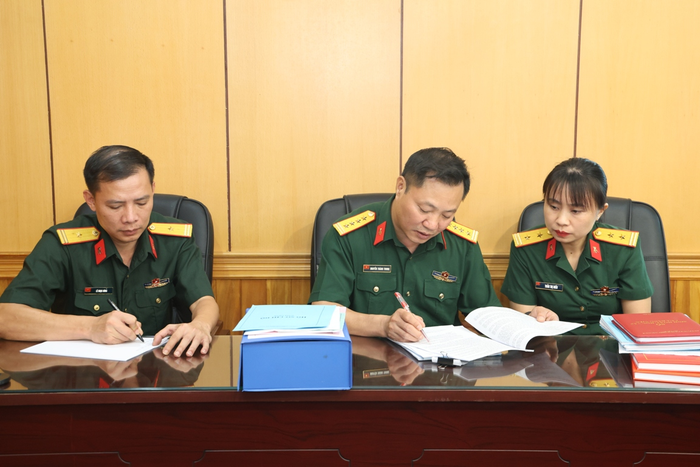  Thành viên đoàn kiểm tra tiến hành kiểm tra tại Nhà máy Z111.