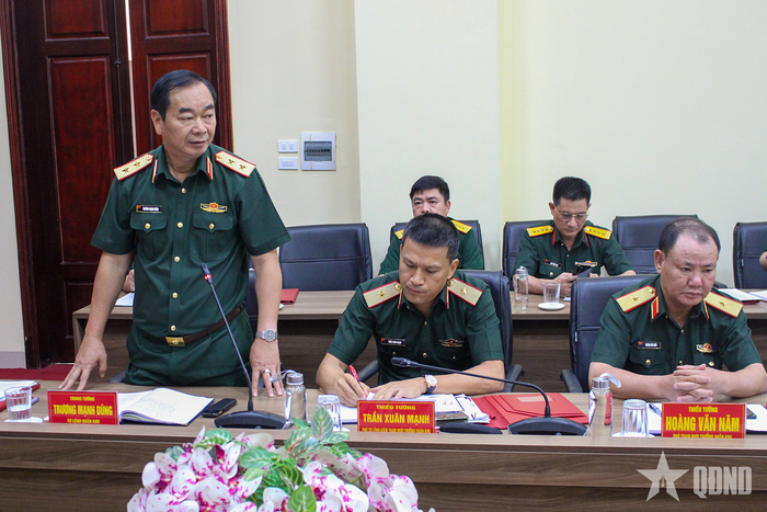  Trung tướng Trương Mạnh Dũng, Tư lệnh Quân khu 1 phát biểu tại hội nghị. 