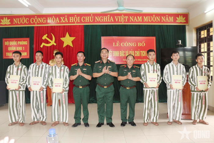 Trung tướng Trương Mạnh Dũng, Tư lệnh Quân khu trao Giấy chứng nhận đặc xá cho các phạm nhận được đặc xá.