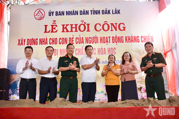 Lãnh đạo tỉnh Đắk Lắk chung vui cùng gia đình bà Nguyễn Thị Nhường (mặc áo vàng, trú Tổ dân phố 4A, phường Ea Kao). 