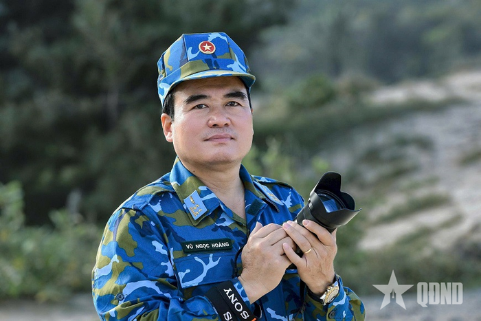 Nhiếp ảnh Vũ Ngọc Hoàng có 38 năm công tác tại lực lượng Phòng không-Không quân và sáng tác nhiều tác phẩm nhiếp ảnh giá trị về bộ đội Phòng không-Không quân. Ảnh do nhân vật cung cấp 