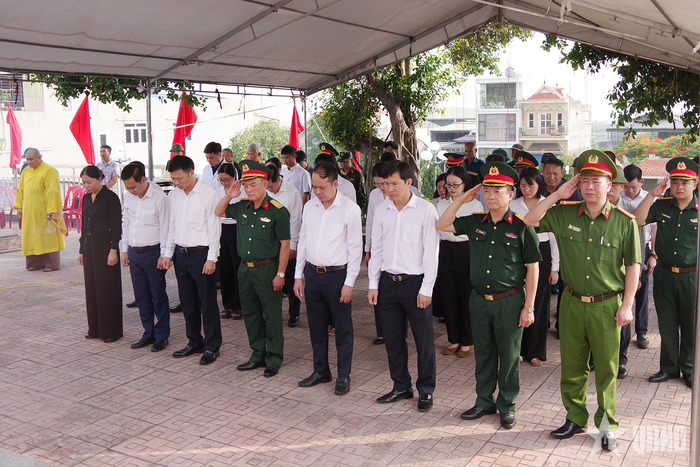 Các đại biểu dành một phút mặc niệm tưởng nhớ các Anh hùng liệt sĩ. 
