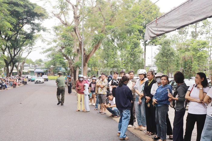 Phụ huynh lo lắng đứng chờ ở cổng trường.