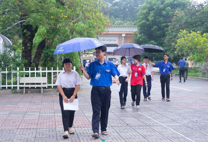 Một số điểm thi ở TP Hồ Chí Minh có mưa nhỏ.