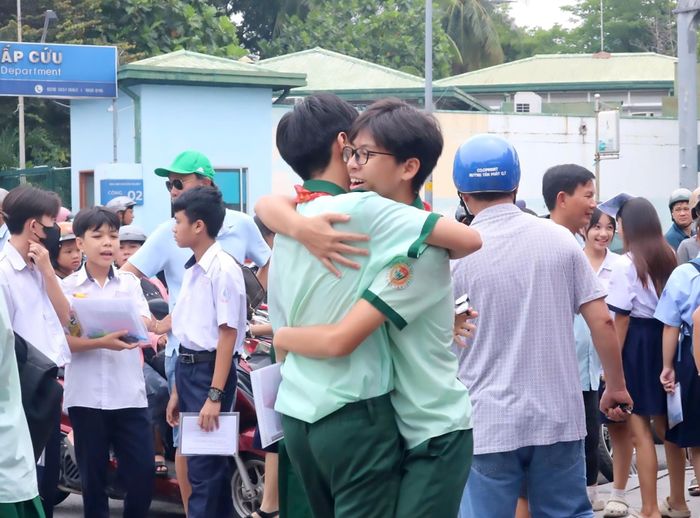 Nhiều thí sinh rời phòng thi với tâm trạng vui vẻ vì cho rằng đề Ngữ văn vừa sức, gần gũi với đời sống và không đánh đố.