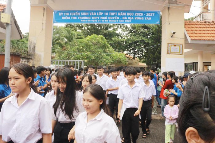 Gương mặt tươi vui của các thí sinh sau khi thi xong môn Ngữ Văn tại điểm thi Trường THPT Ngô Quyền - Bà Rịa - Vũng Tàu.