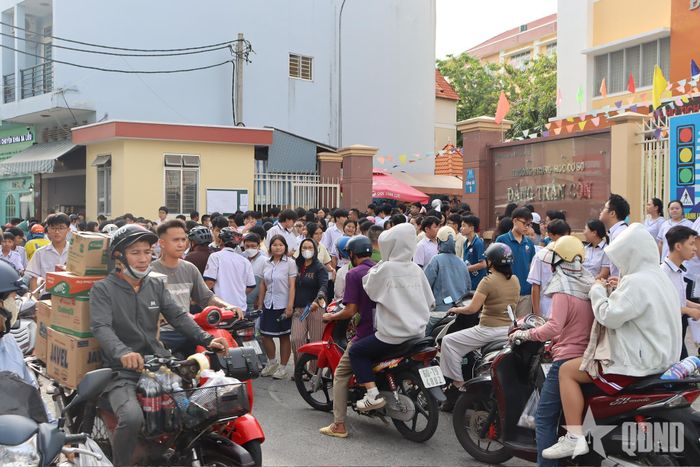 Trước cổng trường THCS Đặng Trần Côn, rất đông phụ huynh "ngóng con" và mong chờ kết quả tốt đẹp.