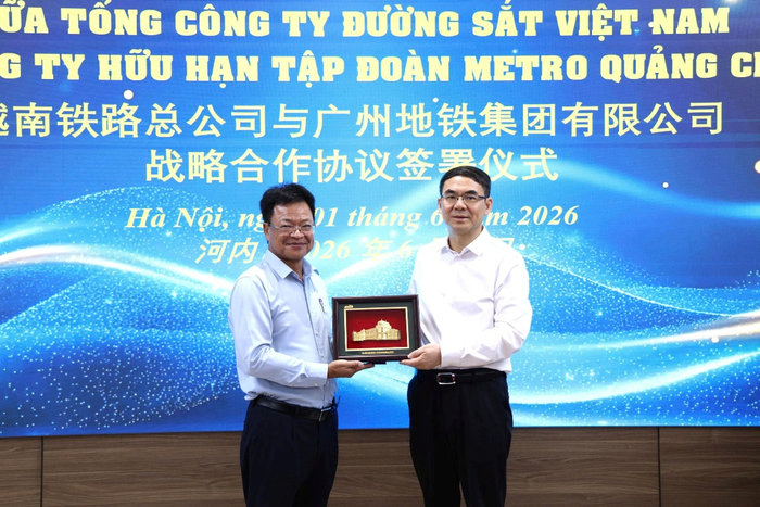  Lãnh đạo Tổng công ty Đường sắt Việt Nam và Đoàn đại biểu TP Quảng Châu tại lễ ký kết.