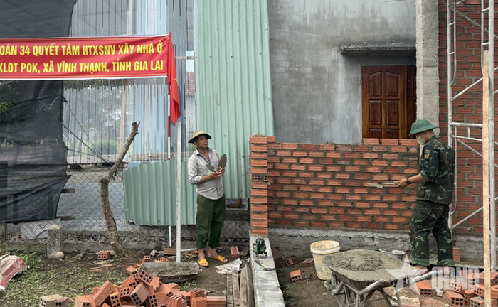 Chiến sĩ Sư đoàn 31 hỗ trợ nạn nhân nhiễm chất độc hóa học sửa chữa nhà ở. 