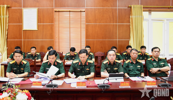 Các đại biểu dự buổi kiểm tra.