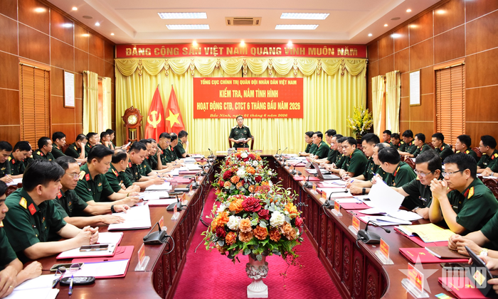 Thượng tướng Trương Thiên Tô chủ trì buổi kiểm tra.