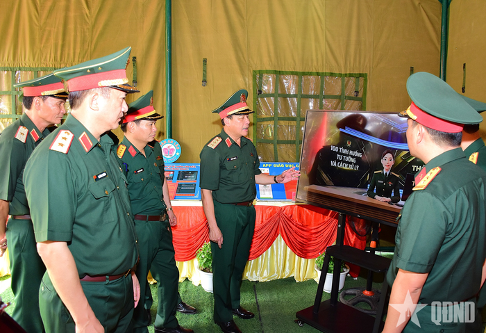 Thượng tướng Trương Thiên Tô tham quan các sáng kiến tại Trung đoàn 12, Sư đoàn 3.