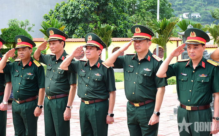 Thượng tướng Trương Thiên Tô cùng đoàn công tác dâng hương tưởng niệm các Anh hùng liệt sĩ tại Nhà bia tưởng niệm các anh hùng, liệt sĩ Sư đoàn 3 và xã Đồng Đăng, tỉnh Lạng Sơn.