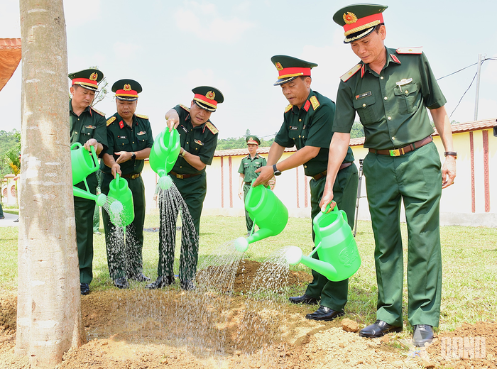 Thượng tướng Trương Thiên Tô cùng đoàn công tác trồng cây lưu niệm tại Nhà bia tưởng niệm các Anh hùng, liệt sĩ Sư đoàn 3 và xã Đồng Đăng, tỉnh Lạng Sơn.