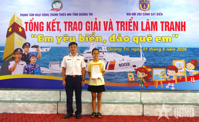 Thiếu tá Nguyễn Quang Cường, Chính trị viên Hải đội 202 trao giải cuộc thi vẽ tranh "Em yêu biển, đảo quê em".