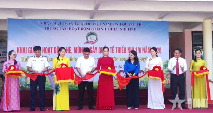 Thiếu tá Nguyễn Quang Cường, Chính trị viên Hải đội 202 và các đại biểu cắt băng khai mạc triển lãm tranh thiếu nhi "Em yêu biển, đảo quê em".
