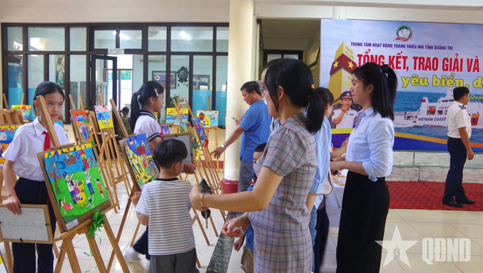 Đông đảo phụ huynh, học sinh tham gia tổng kết, trao giải và triển lãm tranh thiếu nhi “Em yêu biển, đảo quê em”.