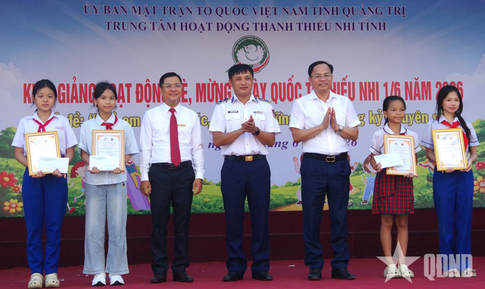 Ban tổ chức trao giải thưởng tặng các tác phẩm đạt giải nhì cuộc thi.
